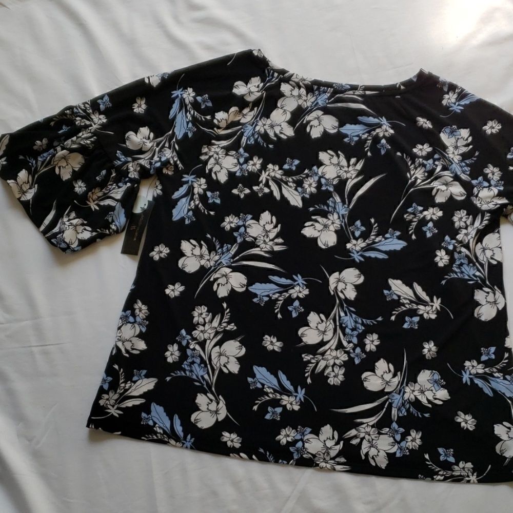 New Floral flared sleeve blouse